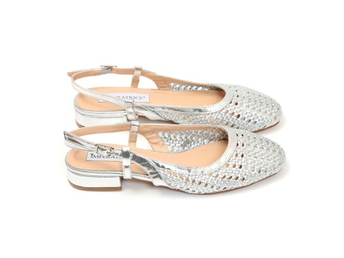 Ballerine slingback in simil pelle con tomaia bucherellata