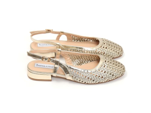 Ballerine slingback in simil pelle con tomaia bucherellata