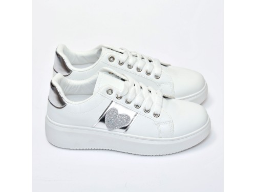 Sneakers in simil pelle con ricamo laterale