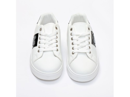 Sneakers in simil pelle con ricamo laterale