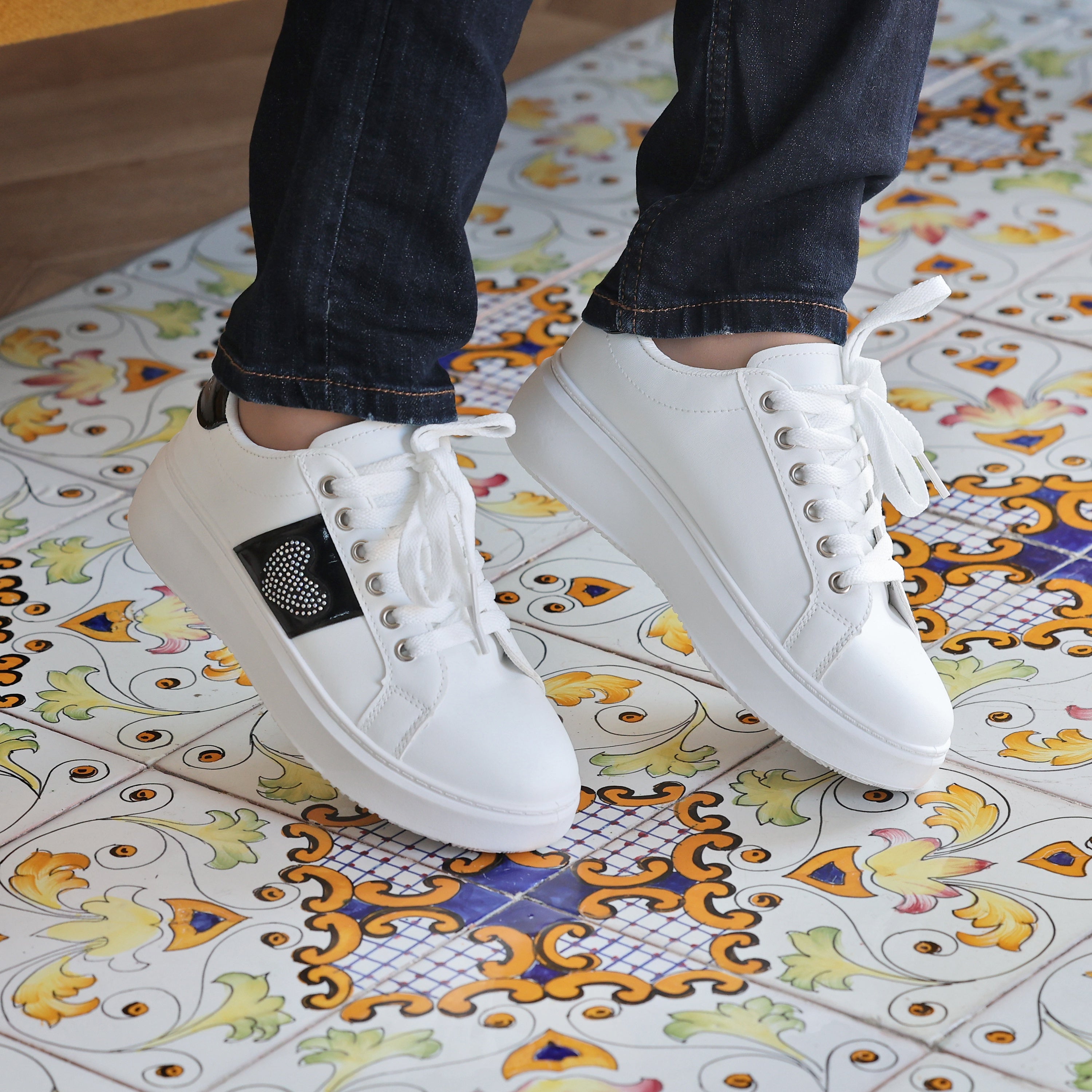 Sneakers in simil pelle con dettaglio strass- Art.BK514