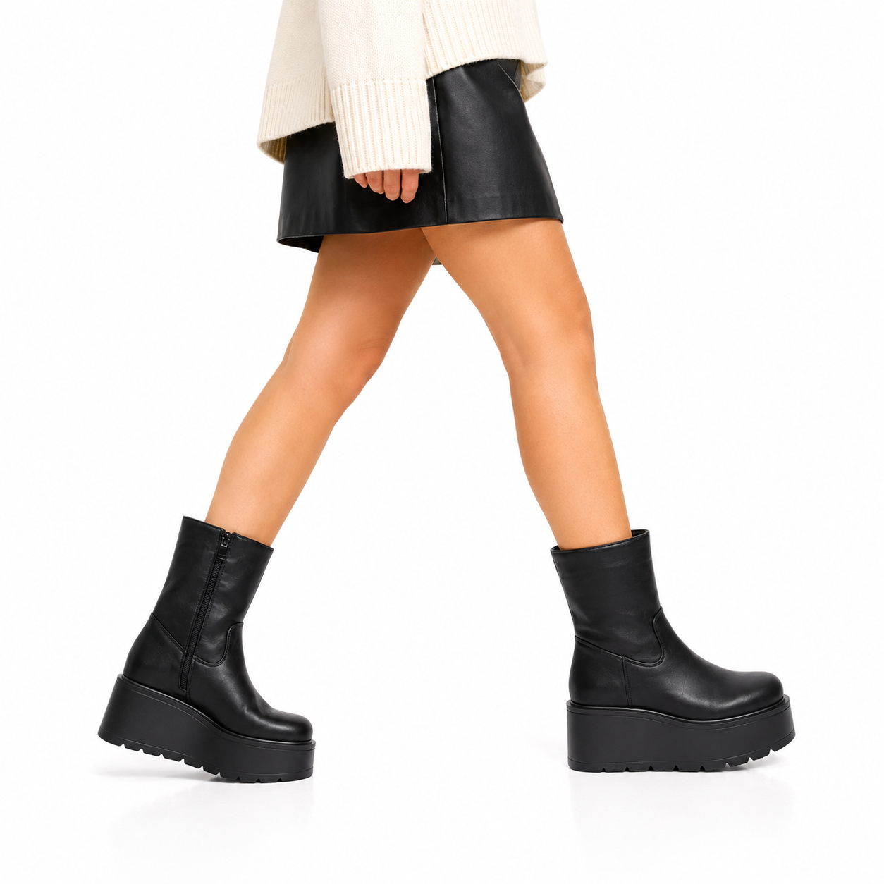 Stivaletto in simil pelle con zeppa