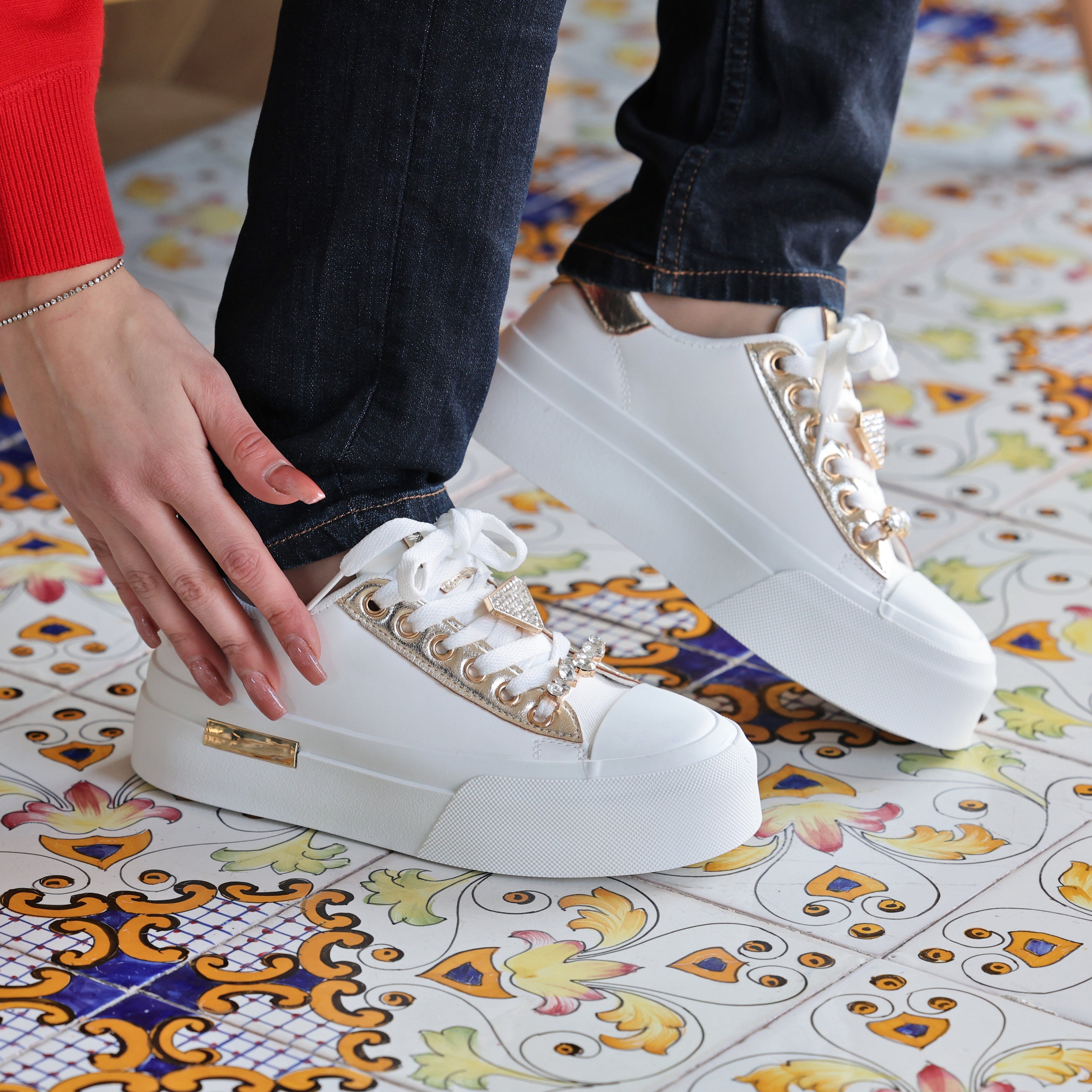 Sneakers in simil pelle con dettagli gioiello- Art.SP532