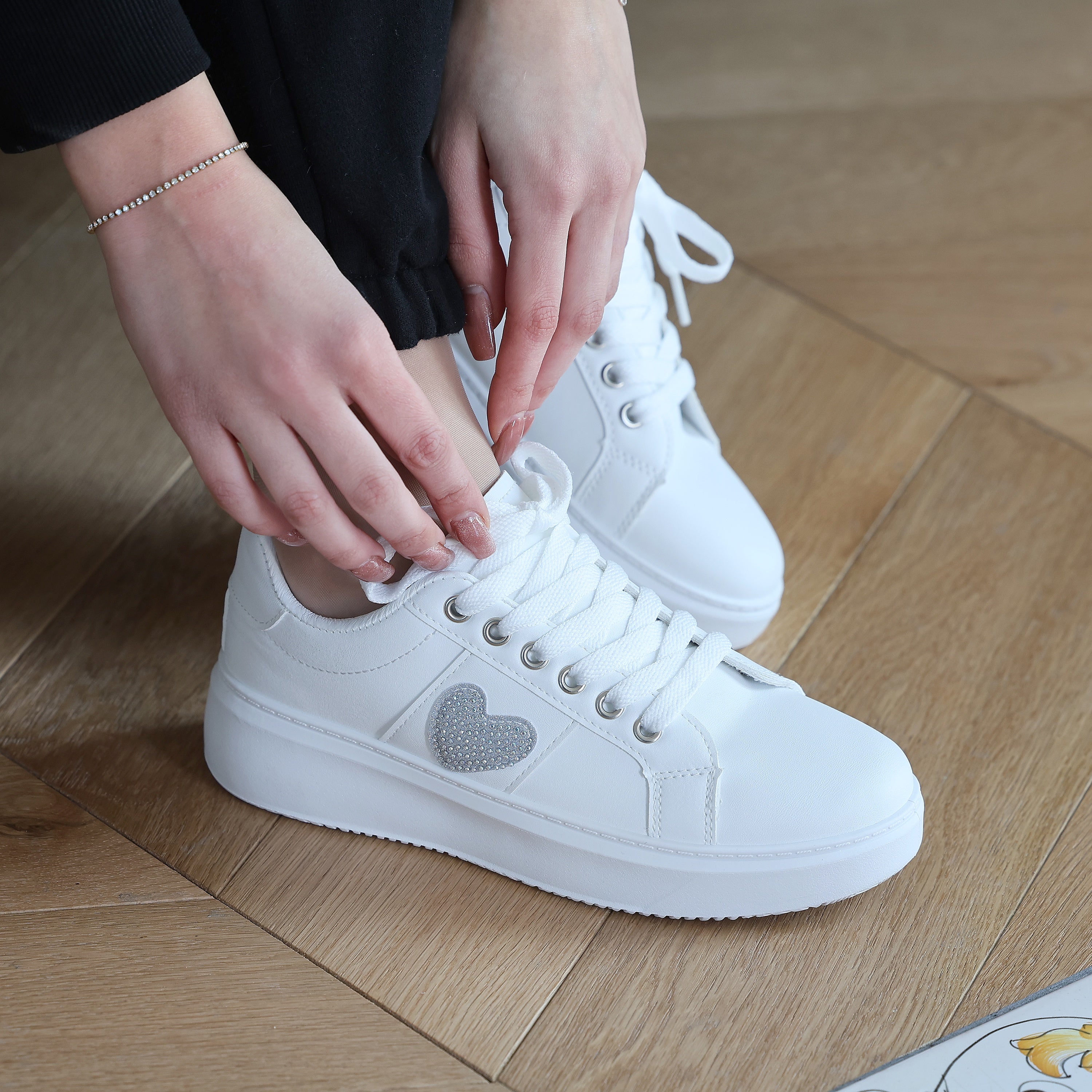 Sneakers in simil pelle con dettaglio strass- Art.BK514