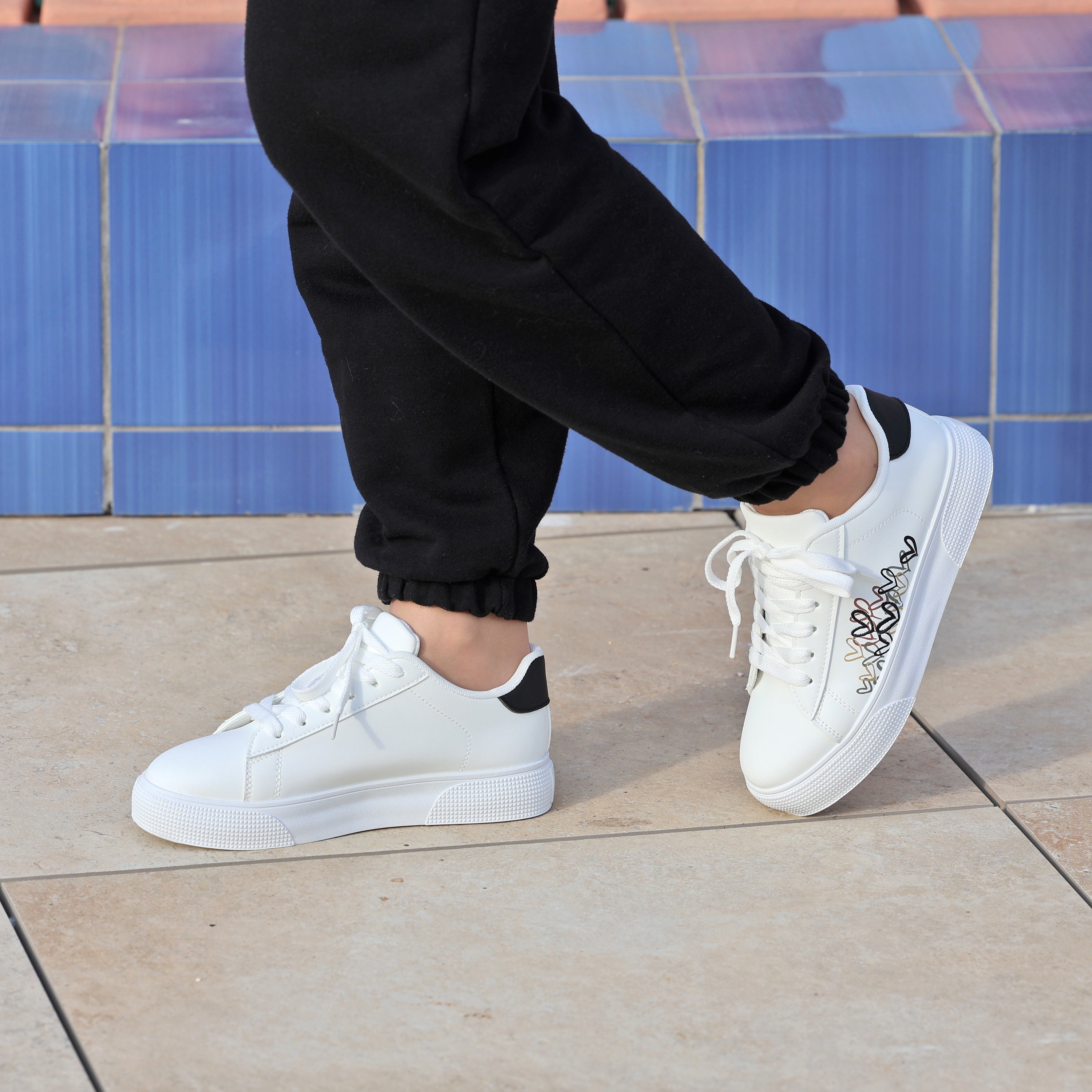 Sneakers in simil pelle con ricamo laterale- Art.BK513
