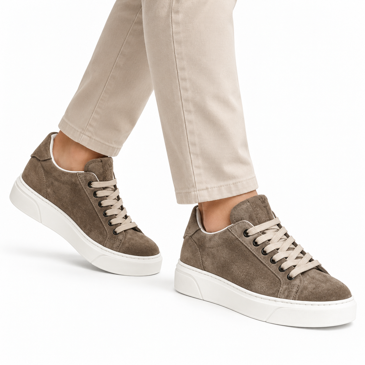 Sneakers stringate in vera pelle scamosciata-Art.6CAMOSCIO