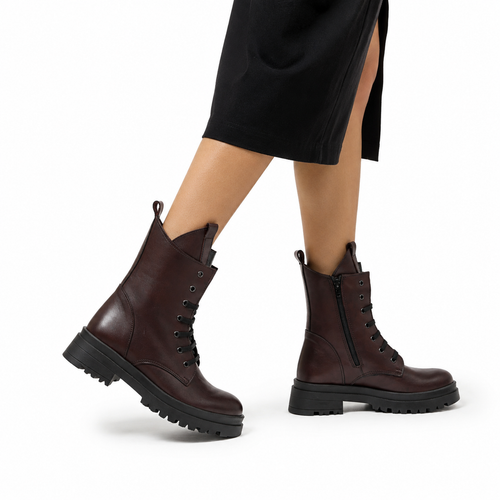 Anfibi in vera pelle con stringhe
