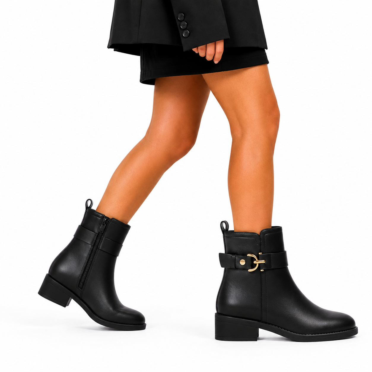 Stivaletto in simil pelle con fibbia dorata