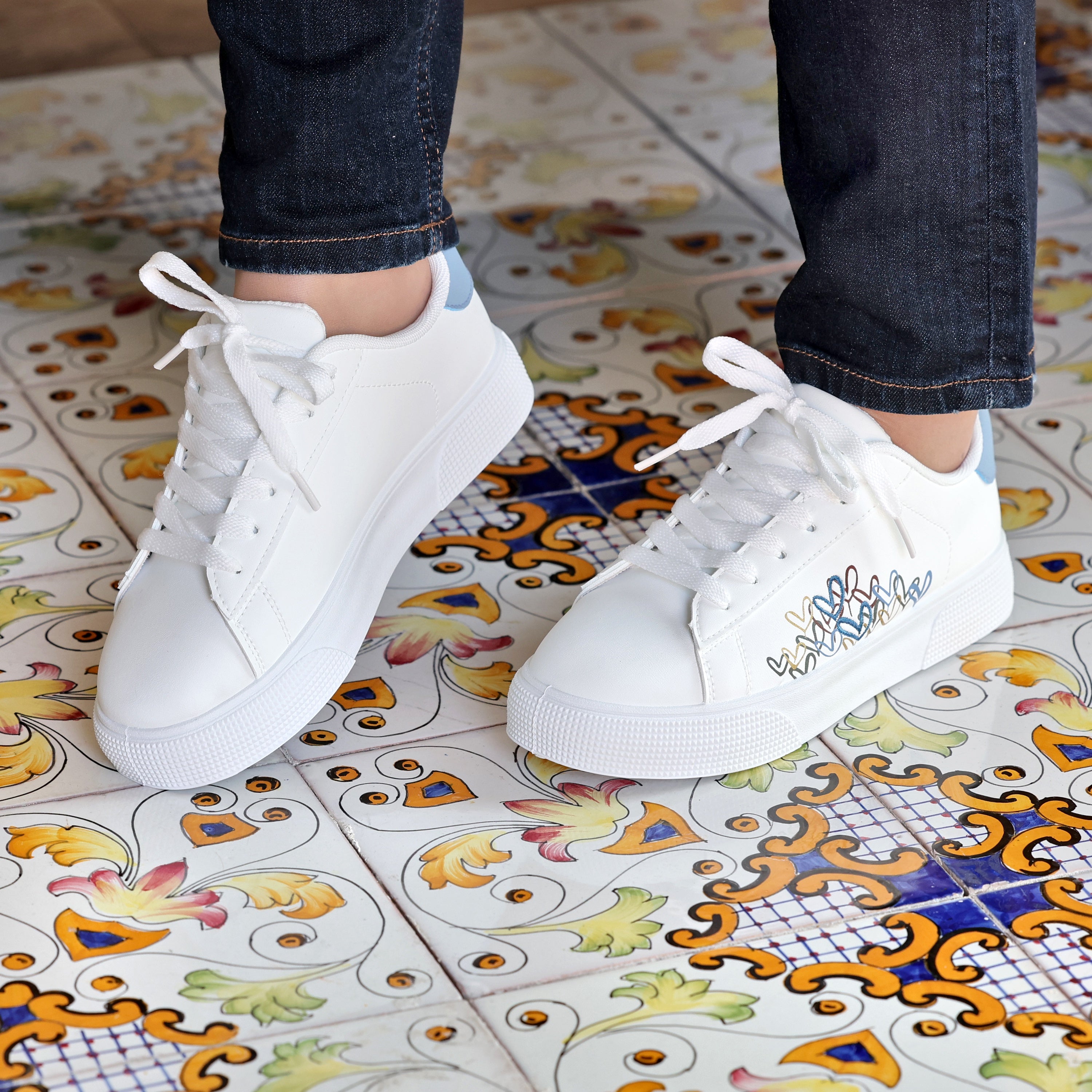 Sneakers in simil pelle con ricamo laterale- Art.BK513