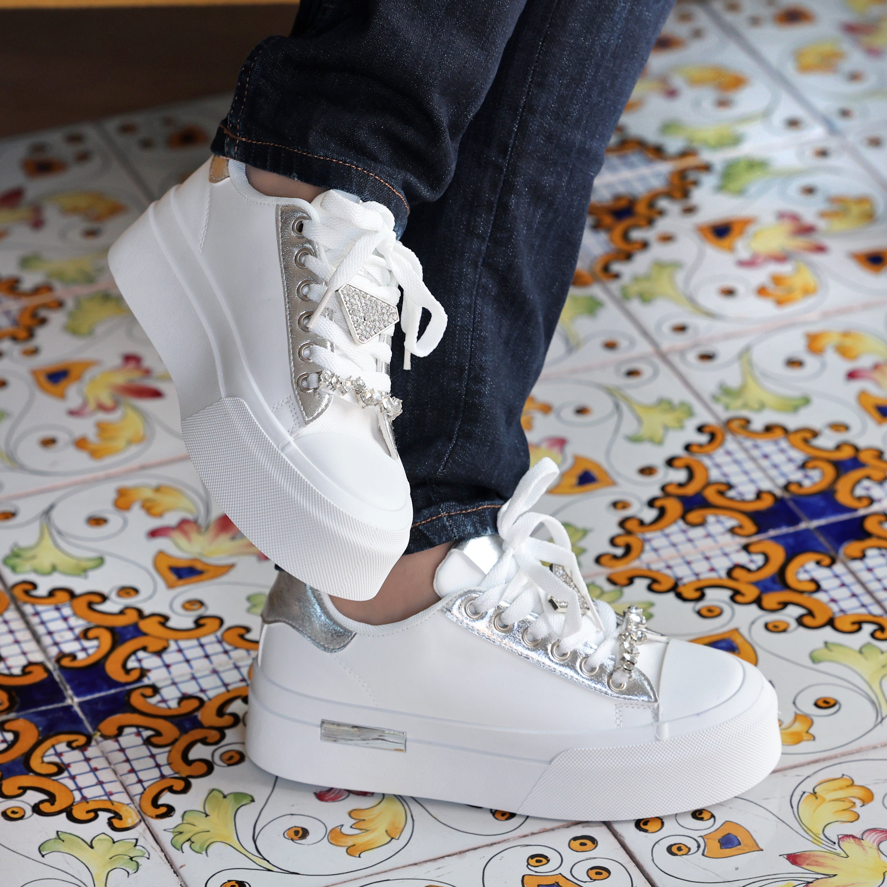 Sneakers in simil pelle con dettagli gioiello- Art.SP532
