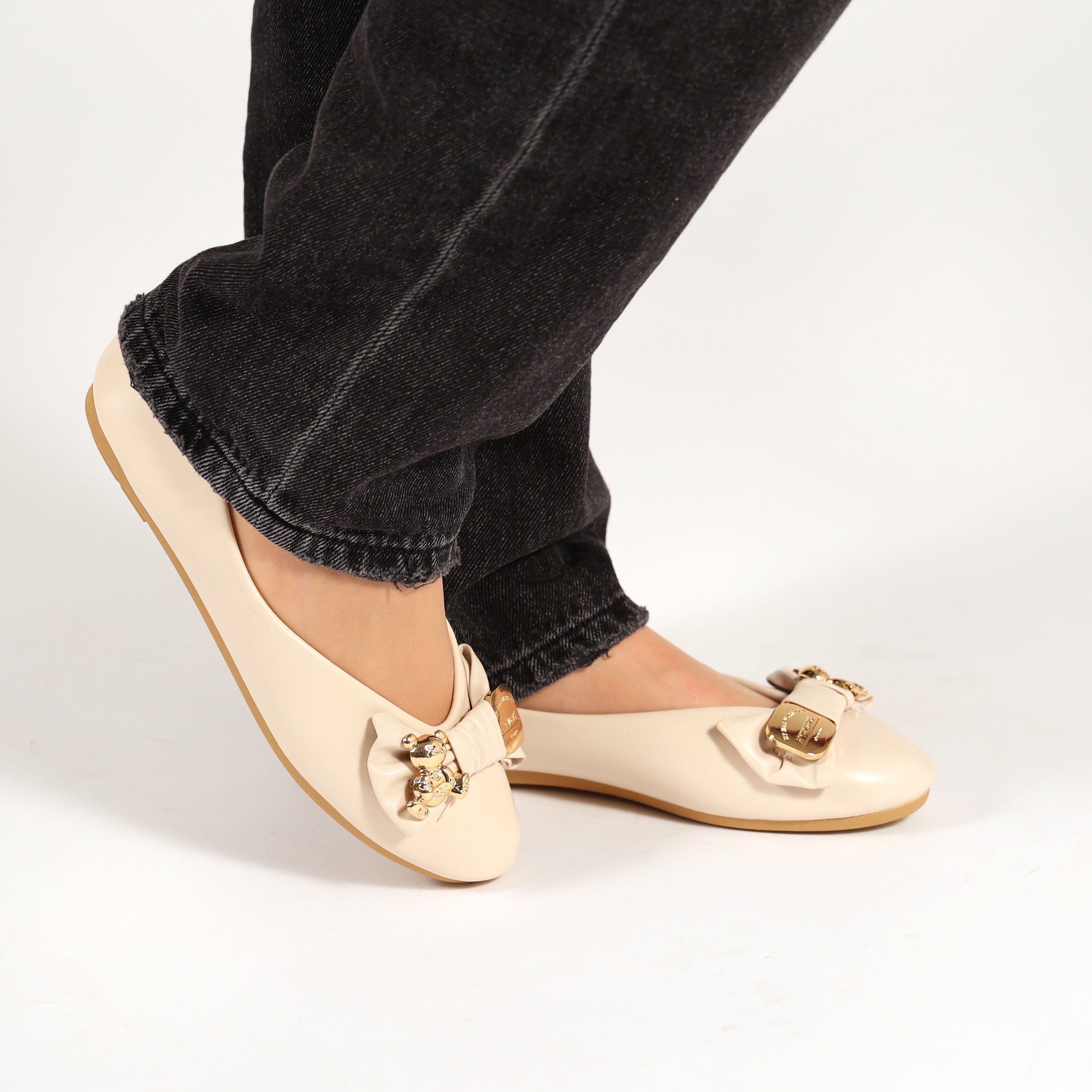 Ballerine in simil pelle con fiocco e dettagli color oro sulla punta- Art.QQ28