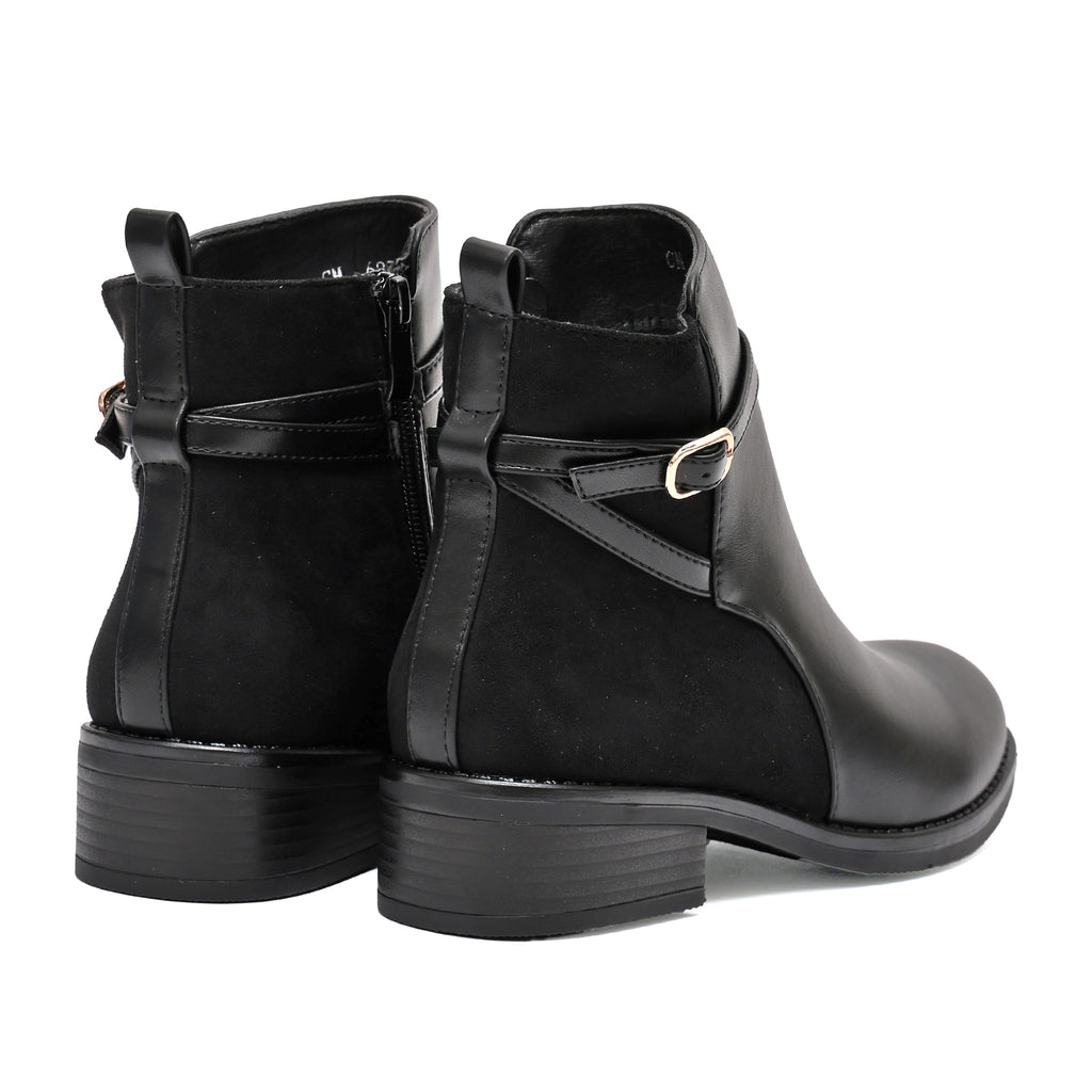 Stivaletto in simil pelle con fibbia dorata- Art.68328