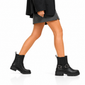 Stivaletto in simil pelle con fascia elastica e cinturini
