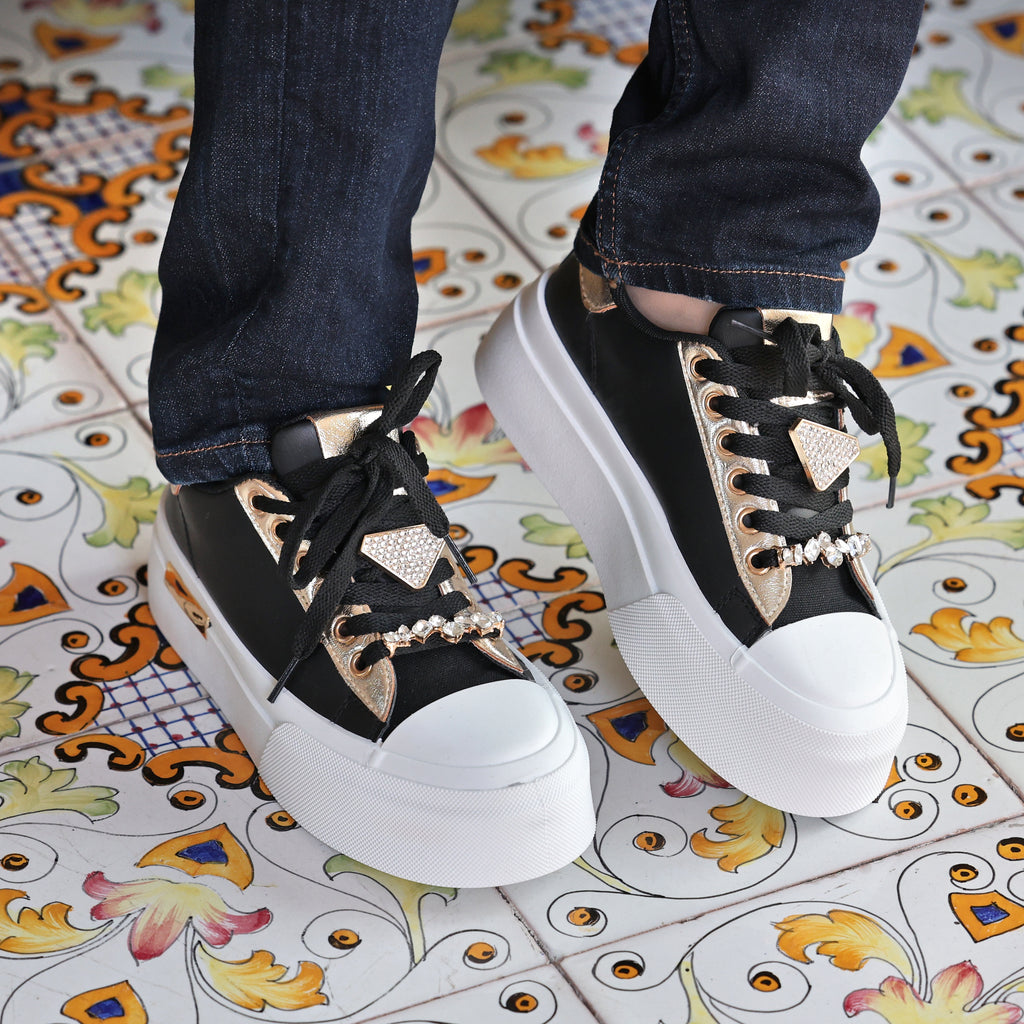 Sneakers in simil pelle con dettagli gioiello- Art.SP532