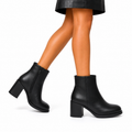 Stivaletto in simil pelle con tacco